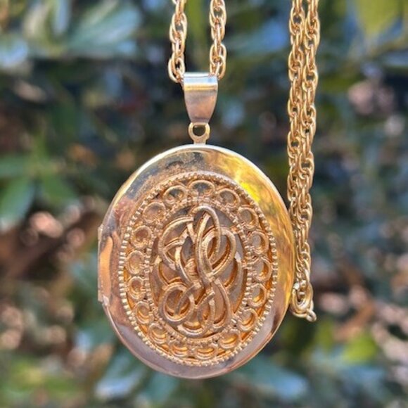 ORNATE GOLD TONE Oval Photo Locket NECKLACE - Picture 2 of 9